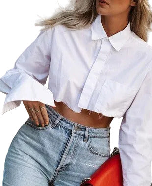 Person wearing a white cropped shirt and high-waisted jeans with a red bag